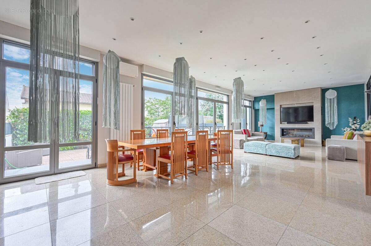 confiez votre projet de rénovation de luxe à bonneuil à des experts. prestations haut de gamme, matériaux de qualité, finitions soignées : sublimez votre intérieur avec une rénovation élégante et sur-mesure.