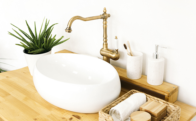 découvrez comment rénover votre salle de bain de façon écologique avec des matériaux durables, des astuces pour économiser l'eau et l'énergie, tout en créant un espace sain et moderne.
