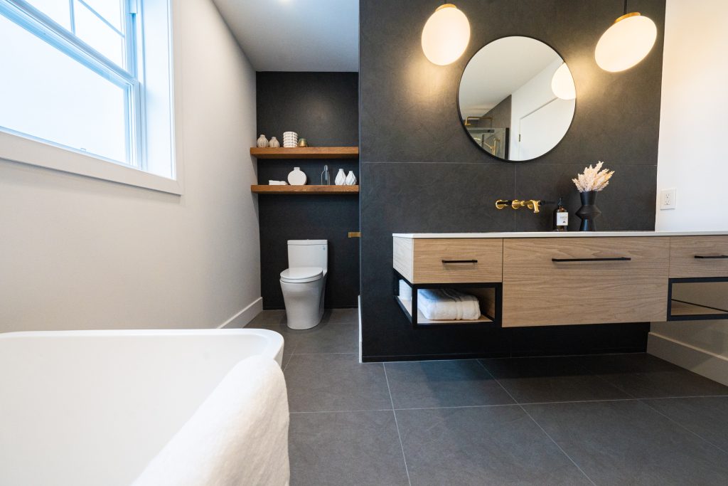 découvrez les coûts moyens pour la rénovation d'une salle de bains, astuces pour maîtriser votre budget et conseils pour bien choisir vos matériaux et prestataires.